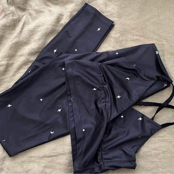 Beyond Yoga Black Star Print Set - Picture 8 of 8